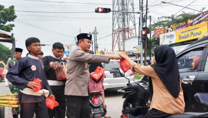 Forkopimca Jatirejo dan Perguruan Silat Bersatu Tebar Takjil dan Bukber