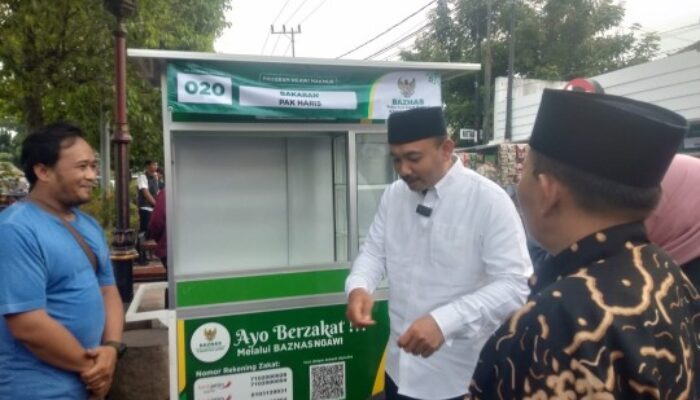 Bupati Ngawi Ony Anwar Harsono dan Baznas Salurkan Gerobak untuk UMKM 