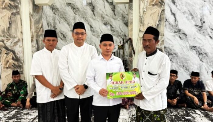 Bupati Mojokerto Gus Barra Serahkan Bantuan untuk Pembangunan Masjid