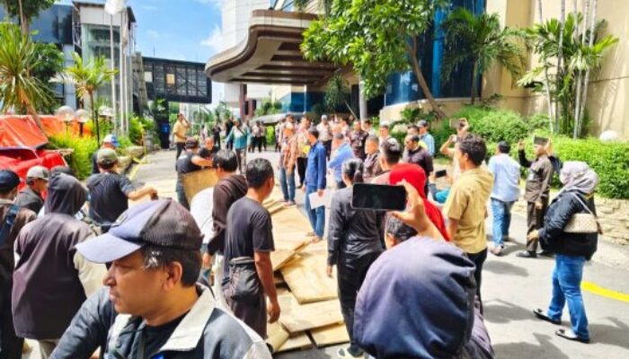 Manajemen Hotel Tunjungan Adu Domba Karyawan Pro dan Kontra PHK
