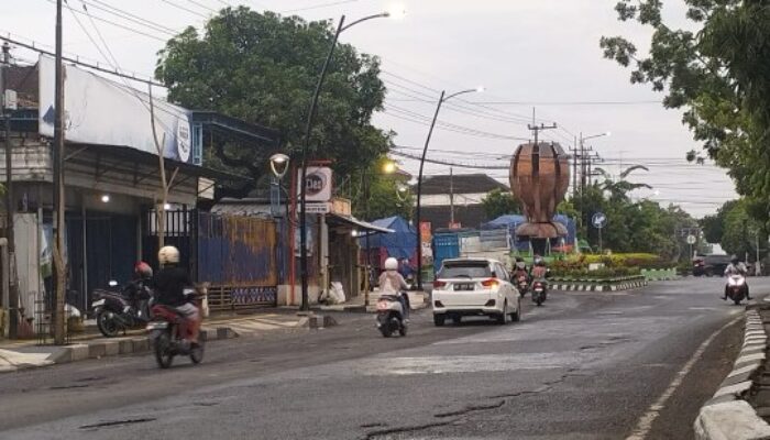 Jalan Lintas Provinsi Banyak Rusak dan Berlubang Biang Kecelakaan