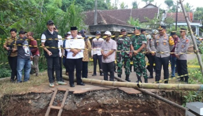 Bupati Malang Tinjau Jembatan Ambrol di Donomulyo, Pastikan Segera Dibangun