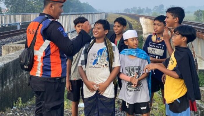 Jangan Ngabuburit di Jalur Kereta Api, Melanggar UU dan Bisa Didenda