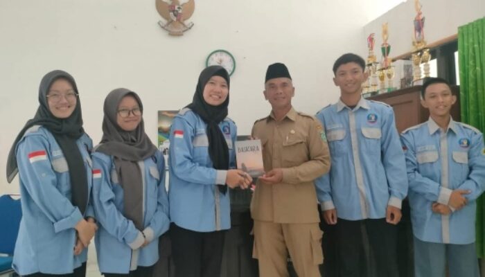 Sinergi Literasi: SMK Mulu Sumbang Buku Lokal Content ke Perpus Mulamarung