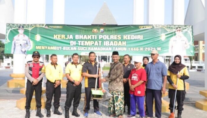 Jelang Ramadan, Polres Kediri Bersihkan Masjid An-Nur Pare dan Bantu Sumur Bor