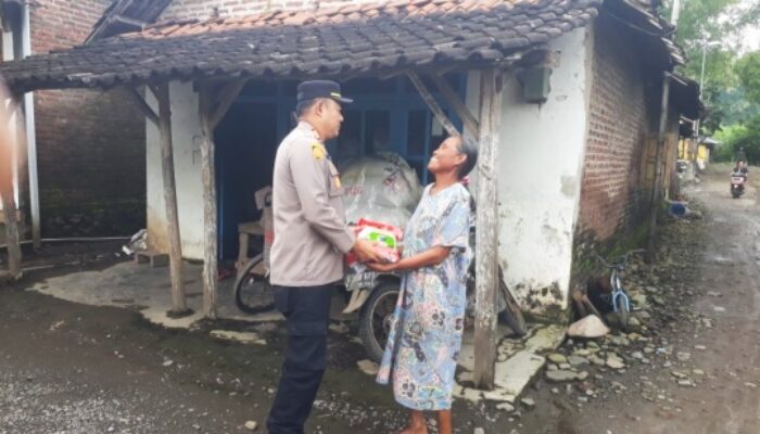 Polsek Jatirejo Patroli Door To Door Salurkan Zakat Fitrah Bagi Dhuafa