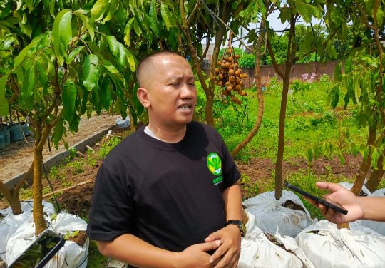 Rusda, Direktur Koperasi Subasu saat diwawancarai oleh awak media.