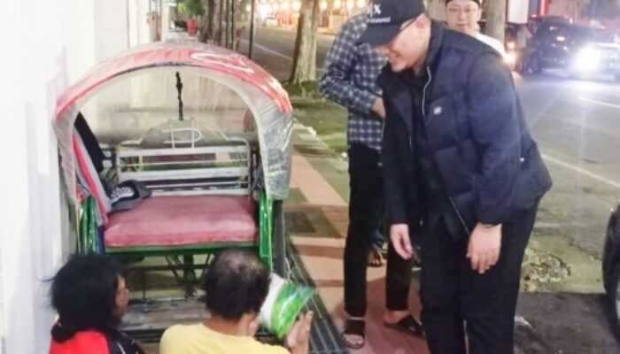 Gelar Sahur On The Road, Kejari Blitar Berbagi Beras Bagi Para Kaum Dhuafa