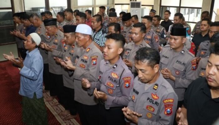 Polres Pelabuhan Tanjung Perak Gelar Salat Ghaib untuk Personel Gugur
