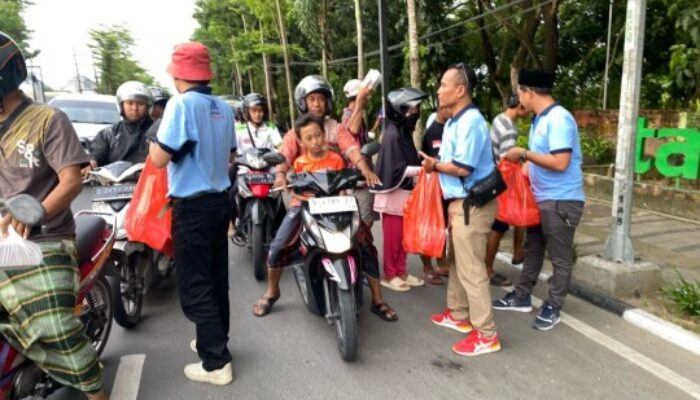 SMSI Bojonegoro, Bagikan Ratusan Takjil Gratis ke Pengguna Jalan