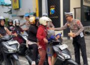 Satlantas Polres Kediri Bagikan Ratusan Takjil dan Imbau Pengguna Jalan