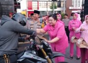 Polres Bojonegoro Bagi Takjil Bersama Wartawan Untuk Masyarakat