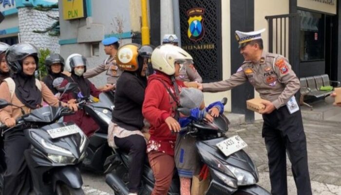 Satlantas Polres Kediri Bagikan Ratusan Takjil dan Imbau Pengguna Jalan