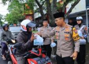 Kapolres Ngawi Bareng Polwan Bagikan Takjil