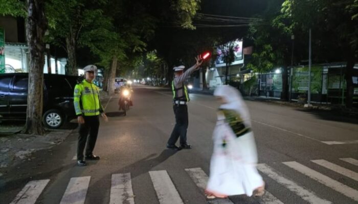 Polisi Siaga Tarawih di Lumajang Jadi Nyaman
