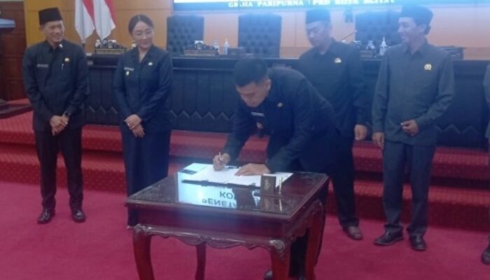 Wali Kota Blitar Hadiri Rapat Paripurna Penetapan Persetujuan Raperda Perkim