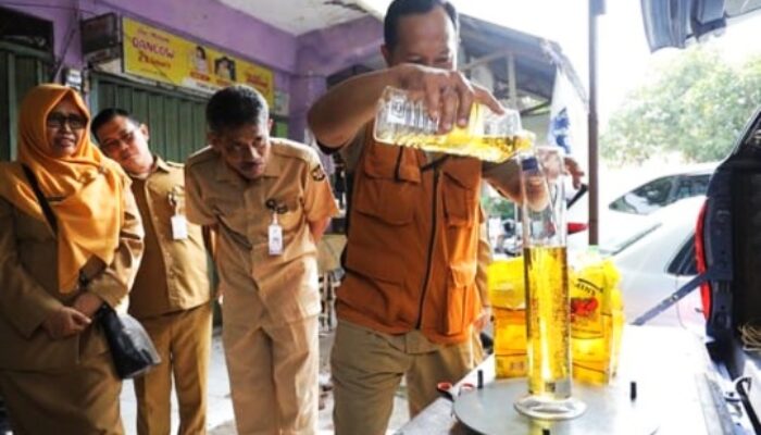 Isi Minyak Kemasan Beda, Disperindag Pemkot Kediri Sidak Pasar Bandar