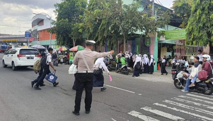 Satlantas Polres Madiun Kota Amankan Kedatangan dan Kepulangan Siswa Sekolah
