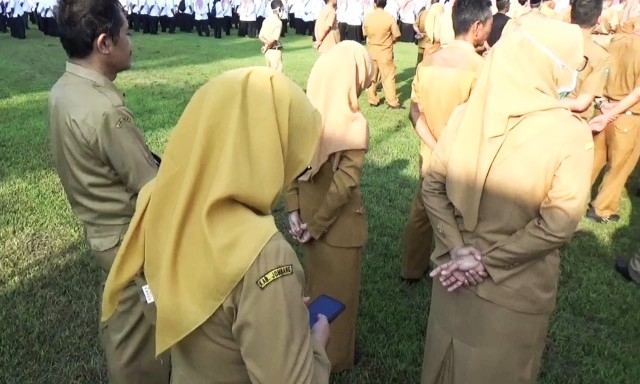 Matahari baru saja naik, tapi halaman Kantor Pemerintah Kabupaten Jombang sudah ramai oleh hiruk pikuk aparatur sipil negara (ASN).