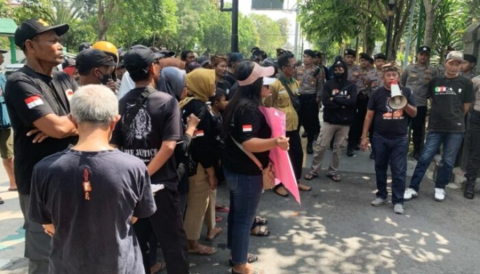 Puluhan PKL Geruduk Kantor Pemda Jombang, Desak Penertiban di Zona Terlarang