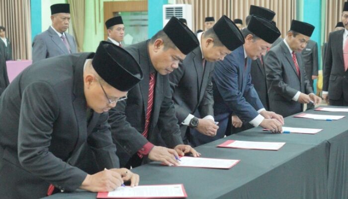 Kakanwil Kemenag Provinsi Jatim Lantik 6 Pejabat Administrator