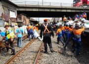 Tantangan Baru KAI Daop 8 Surabaya Habitual Warga Buang Sampah