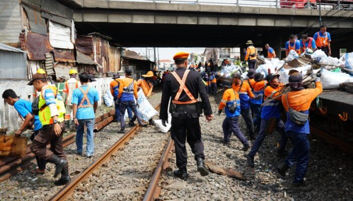 Tantangan Baru KAI Daop 8 Surabaya Habitual Warga Buang Sampah