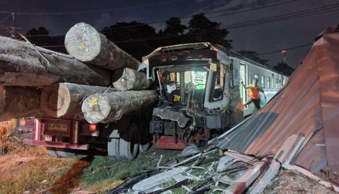 Truk Tabrak KA di Gresik, Asisten Masinis Meninggal Dunia