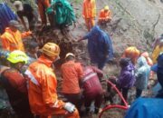 Longsor Pacet-Cangar Jatim Renggut 10 Korban, Khofifah Sampaikan Duka Cita