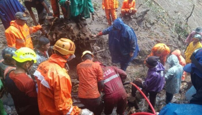 Longsor Pacet-Cangar Jatim Renggut 10 Korban, Khofifah Sampaikan Duka Cita