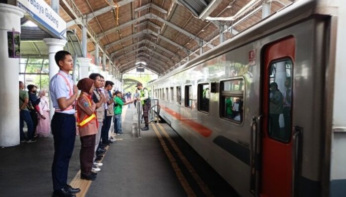 Mudik Lebaran 2025 Lancar, KAI Daop 8 Surabaya Libatkan Relawan Railfans dan Pramuka