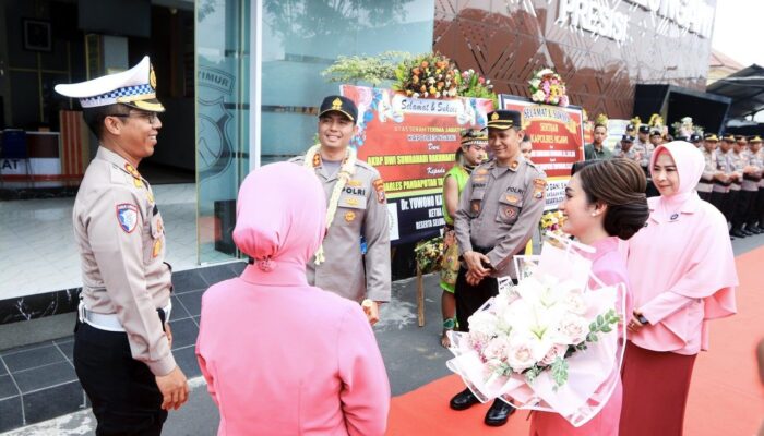 Kapolres Ngawi Baru Disambut Tari Orek-orek dan Pedang Pora