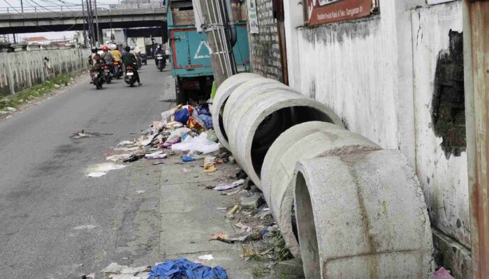 Kesadaran Rendah, Sampah Kembali Cemari Akses Tambak Pring