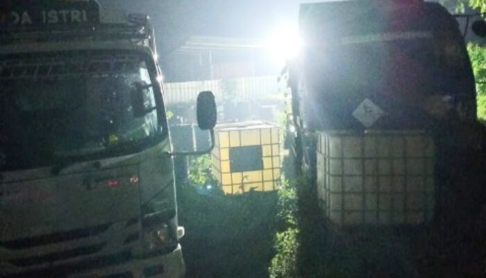 Bau Menyengat, Warga Bojonegoro Geruduk Gudang Diduga Simpan Solar Ilegal