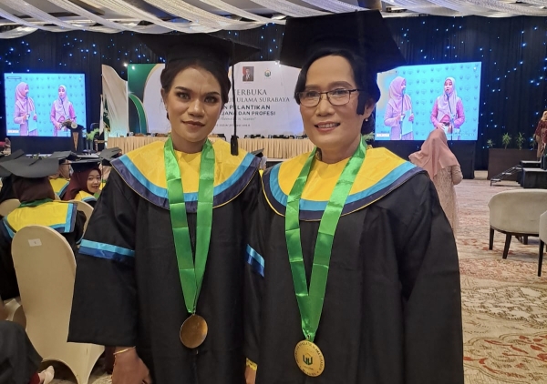 dua wisudawati