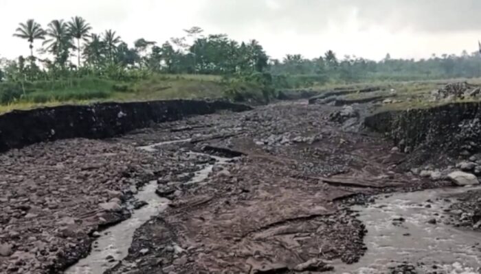 Tanggul Terancam Jebol, Warga Desak Pemerintah Bertindak