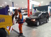 Mudik Kehabisan Bensin di Tol Sumo, Petugas Derek Respon Cepat