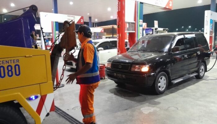 Mudik Kehabisan Bensin di Tol Sumo, Petugas Derek Respon Cepat