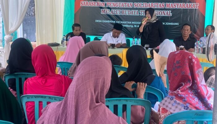 Ratusan Emak-emak Kerubuti Wiwin Sumrambah Bahas Budaya