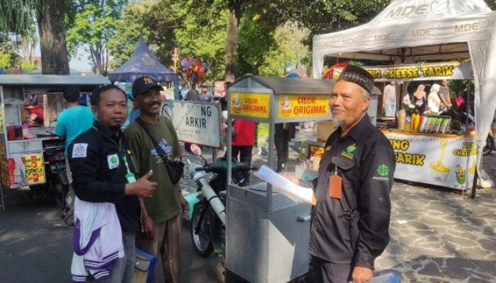 PKL Alun-alun Lumajang Belum Pasang Logo Halal, HCCM Gencar Sosialisasi