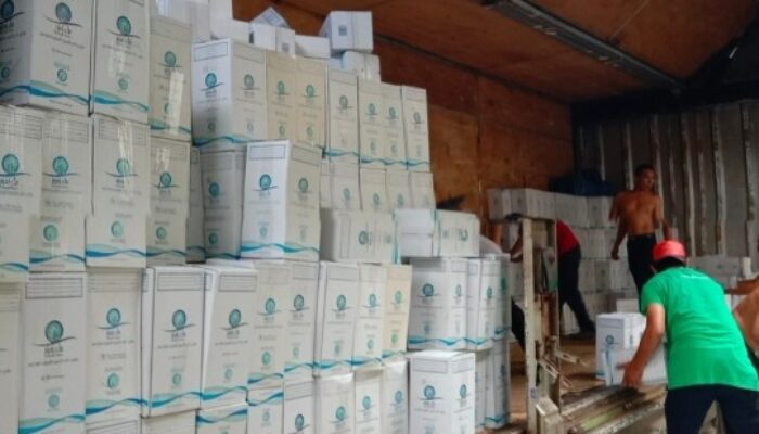 Ribuan Botol Zamzam Dikirim untuk Jemaah Embarkasi Surabaya