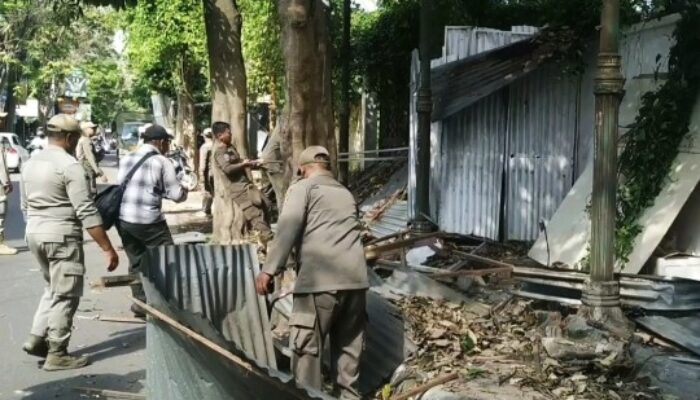 Satpol PP Kota Kediri Tertibkan Bangli di Jalan Joyoboyo dan Pati Unus