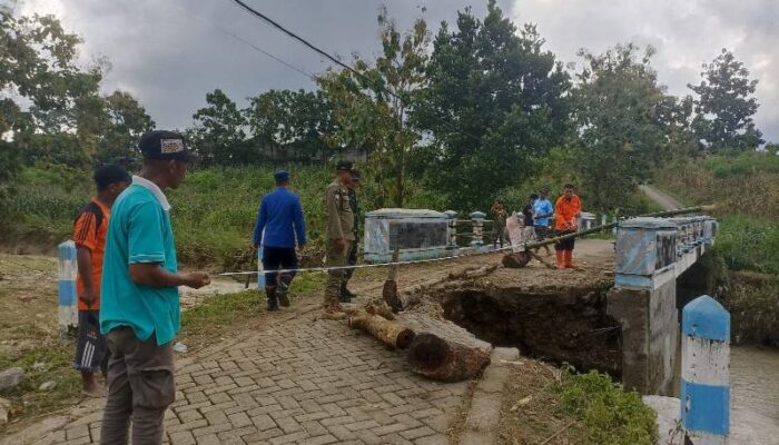 Dua Hari Diguyur Hujan Deras, Kecamatan Sekar Longsor dan Banjir