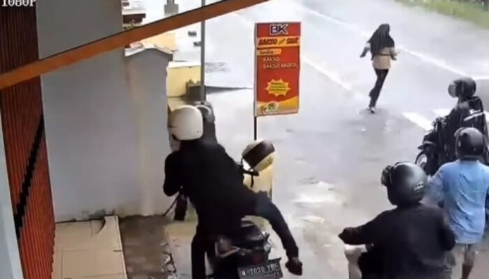 Viral, CCTV Rekam Saat 4 Begal Rampas Motor Pelajar SMAN Klakah Lumajang