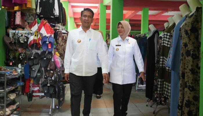 Bupati dan Wakil Bupati Bojonegoro Terapkan Gerakan Bersih Pasar Nasional