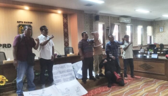 Puluhan Massa F-Gertak “Menggertak” Anggota DPRD Madiun Kota