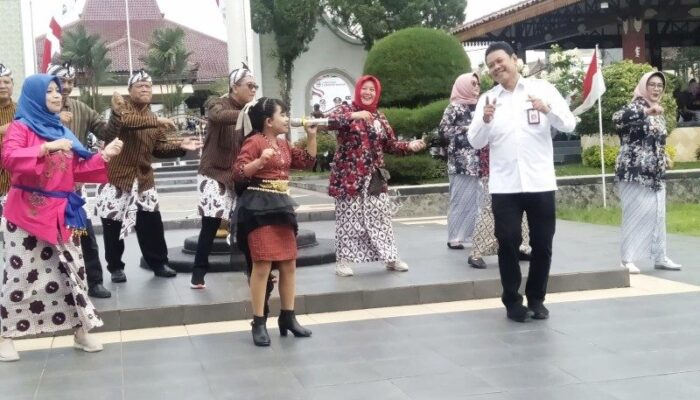 Gebyar Hardiknas 2025, Bupati Magetan dan 2000 Guru Menari Gugur Gunung