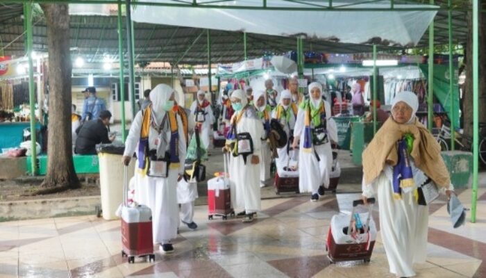 Jemaah Kloter 51 Embarkasi Surabaya Pakai Ihram Sejak Berangkat