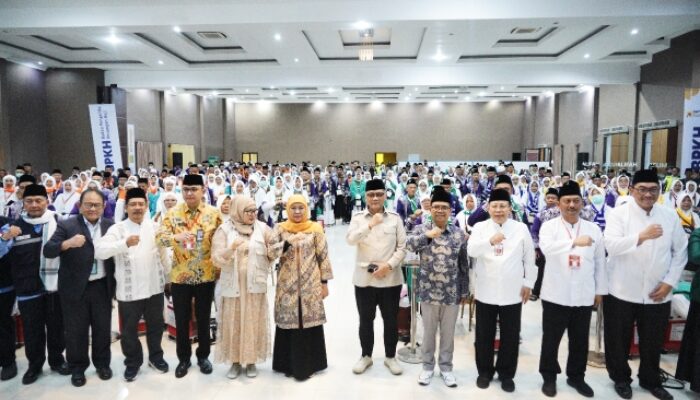 Gubernur Khofifah Lepas Kloter Pertama Haji Embarkasi Surabaya 2025