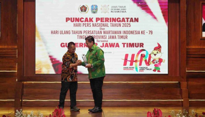 Raih PWI Jatim Award 2025, Wamen Viva Yoga Siap Tingkatkan Kinerja